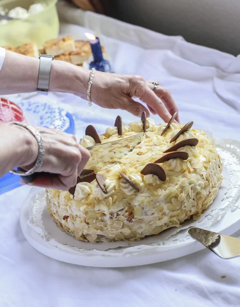 Gâteau aux amandes et crème de birhday avec décoration au chocolat — Photo