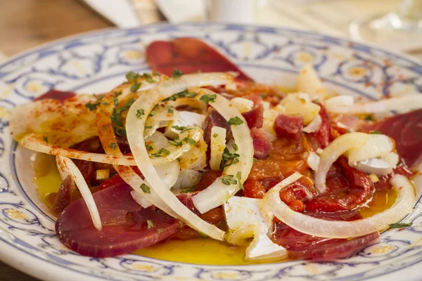 Sliced tuna with salad (mojama) — Stock Photo, Image