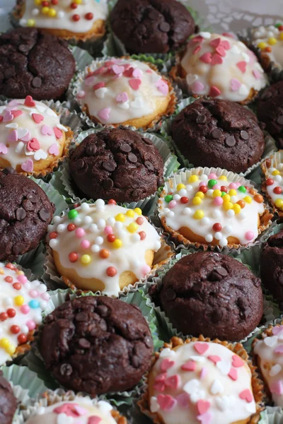 Zróżnicowane i urządzone cupcakes — Zdjęcie stockowe