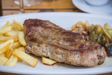 Sığır eti biftek ile kızarmış patates ve sebze