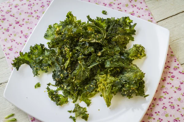 Kale cips beyaz plaka üzerinde