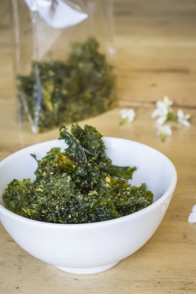 Ahşap masa üzerinde kale cips