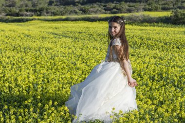 Cemaat elbise ile kız