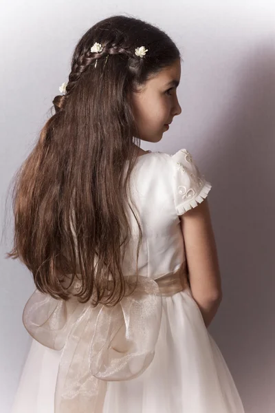 Tatlı GIR possing backgroundsl onun güzel cemaat dres ile