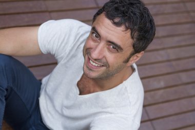 Çekici bir adam kameraya gülümseyen