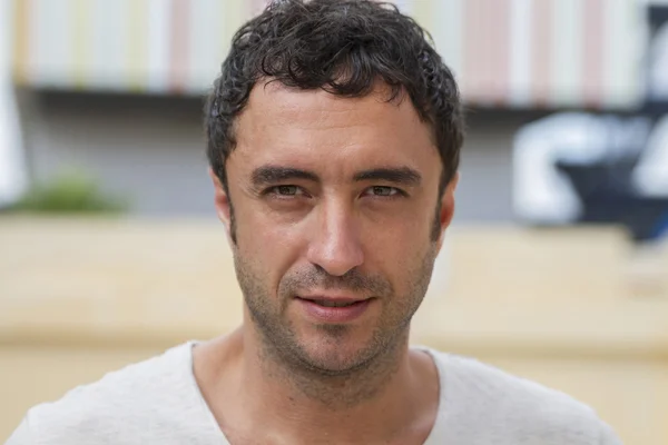 Çekici adam kameraya bakan