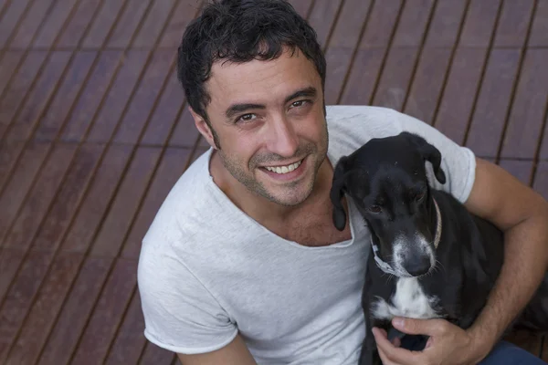 çekici erkek köpekle gülümseyen