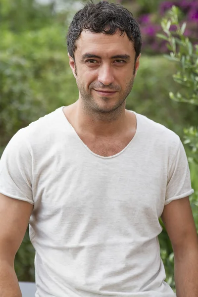 Çekici adam kameraya bakan