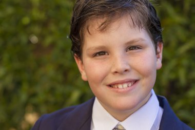 Çocuk ilk cemaat elbise kameraya gülümseyen