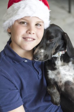 Santa Claus şapka ve siyah köpek çocuk