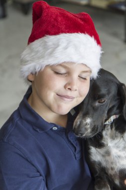 Santa Claus şapka ve siyah köpek çocuk