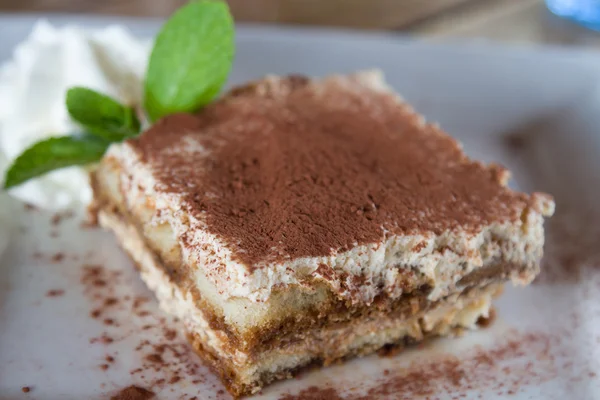 Porción de pastel de tiramisú, bonito postre italiano — Foto de Stock