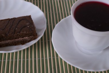 Beyaz bir tepside kek