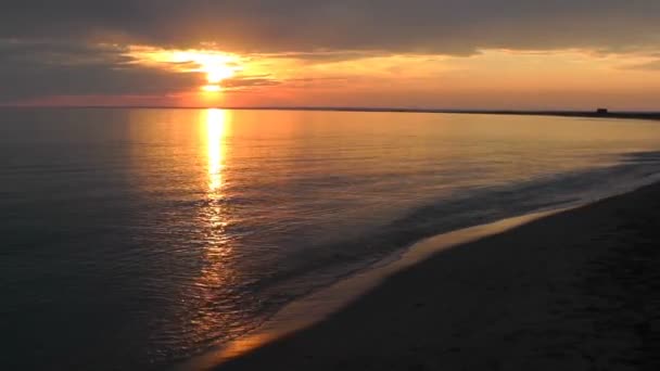 Solnedgång på stranden — Stockvideo