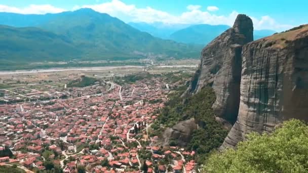 Köyün yakınındaki Meteora görünümünü Yunanistan — Stok video