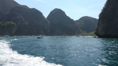 Denizde yelkenli teknesi