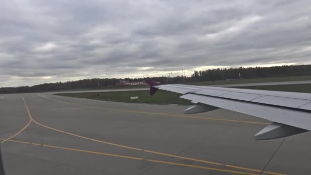 Flugzeug beim Start vom Flughafen. 4k — Stockvideo