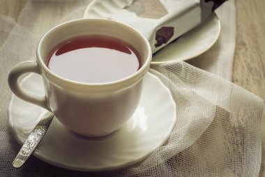 Fincan çay ve kek ile