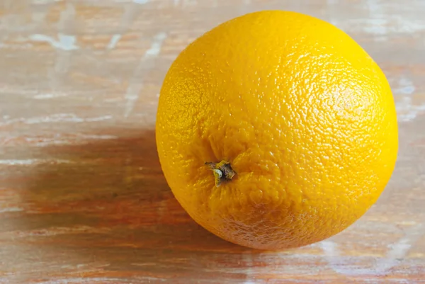 Naranjas sobre mesa de madera envejecida — Foto de Stock