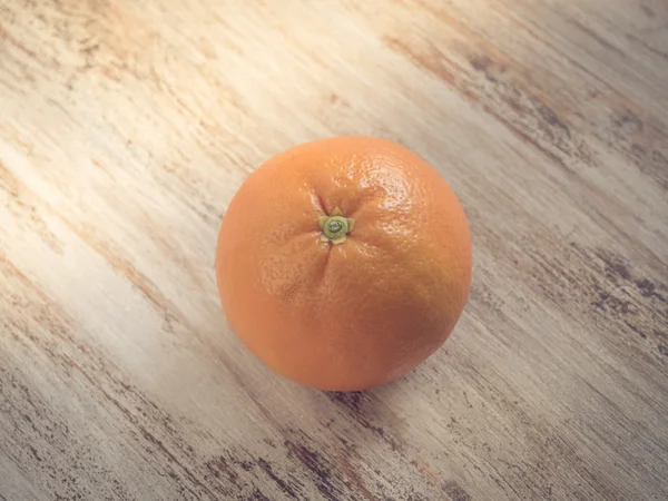 Sinaasappelen op verweerde houten tafel — Stockfoto