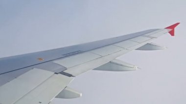 Bulutlar bir arka plan üzerinde uçağı. Ultra hd