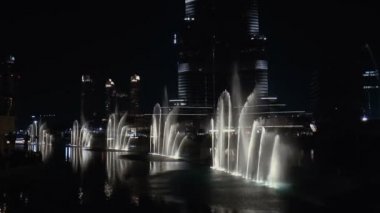 Çeşme dans. Dubai oteli göster.