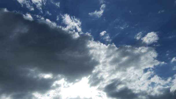 Wolken gegen den blauen Himmel — Stockvideo