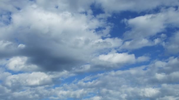 Grandes nubes contra el cielo azul — Vídeos de Stock