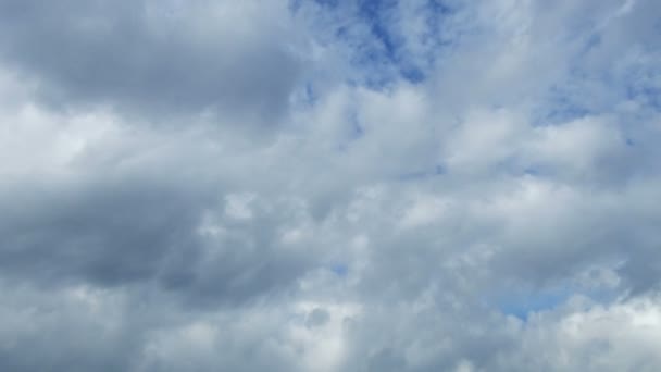 Nubes contra el cielo azul — Vídeo de stock