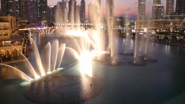 Танцующий фонтан. Шоу в Дубае. в Ultra Hd. Прорес — стоковое видео