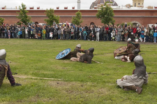 Saint Petersburg, Rusya Federasyonu - 28 Mayıs 2016: Vikingler Savaşı. Tarihsel canlandırma ve festival 28 Mayıs 2016, Saint Petersburg, Rusya'nın kale duvarlarında — Stok fotoğraf