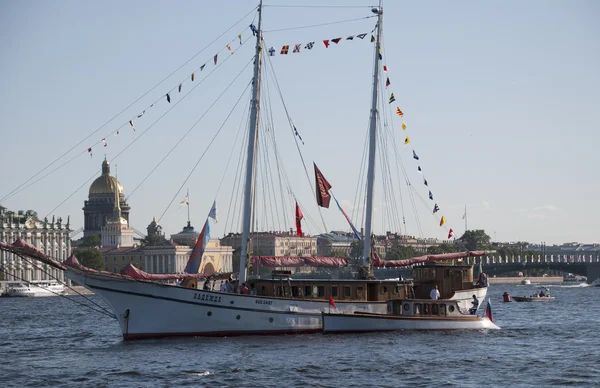 事件中漂浮在水域的涅瓦河，圣彼得堡，俄罗斯-2016 年 5 月 30 日 ︰ 帆船 — 图库照片