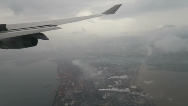 Avion survolant la ville sous la pluie — Video