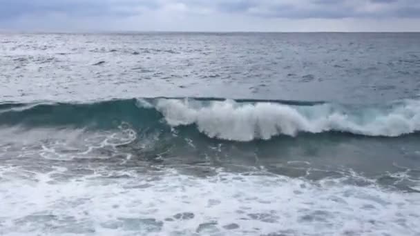 Ondas do mar quebrando — Vídeo de Stock