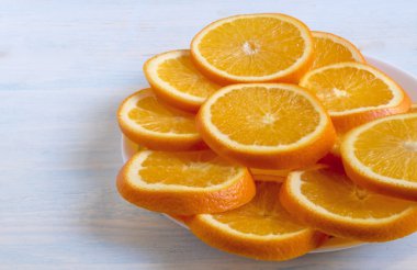 portakal bir tabağa dilimlenmiş.