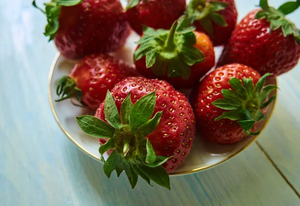 Fresh strawberry lying on a plate closeup. Fruit — Stock Photo, Image