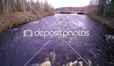 Havadan görünümü: Nehri Hd. ağır çekimde uçak uçan