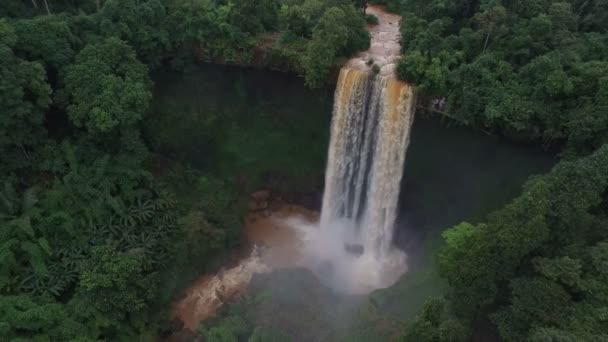 Cascata del torrente di montagna. Colpo aereo — Video Stock