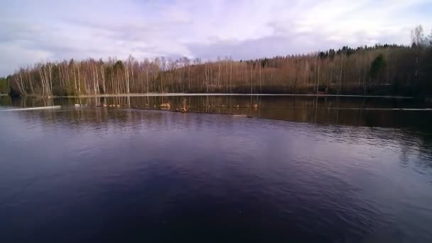 Volando el dron sobre el lago — Vídeo de stock