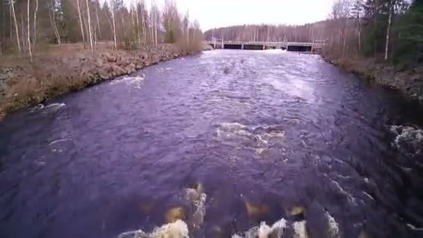 Вид с воздуха: Пролет дрона над рекой в Hd. Slow Motion — стоковое видео