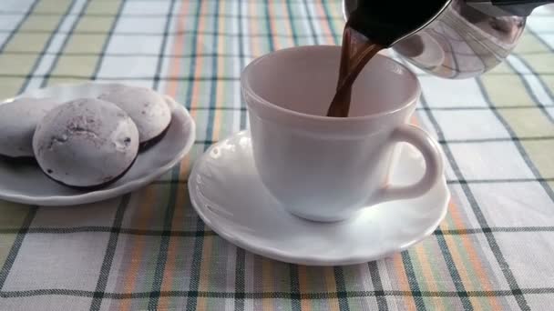 在白色的杯子里装满了咖啡 — 图库视频影像