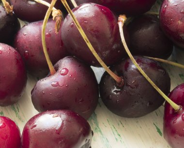 küçük çiğ damlaları ile Olgun Kiraz