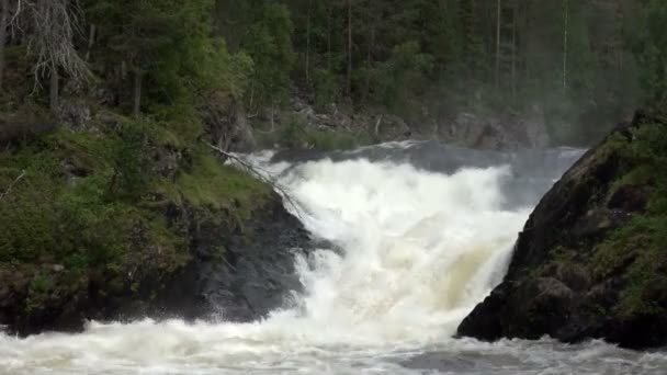 Bouřlivé vody toku řeky ve zpomaleném záběru — Stock video