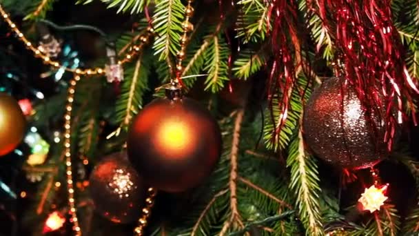 Panák Dolly zdobené vánoční strom s ozdobami a světla. — Stock video