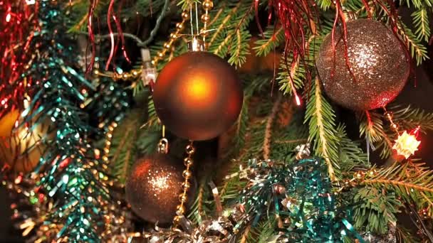 Kerstboom close-up met kerstversiering en hete Garland — Stockvideo