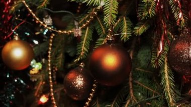 Noel süslemeleri ve Noel ağacı Garland dallar arasında. Geçen çekim