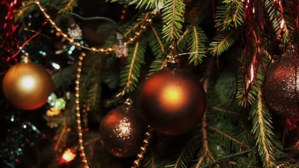 Décorations de Noël et guirlande d'arbre de Noël parmi les branches. Passage de tir 