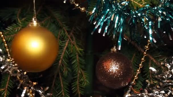 Bola de Natal num ramo. Flashing guirlanda e Natal Tinsel — Vídeo de Stock