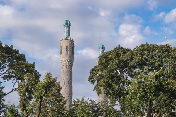 Sankt-Petersburg, Russia - AUGUST, 26 august 2016: The minarets The minarets of the mosque among the trees — Stock Photo, Image