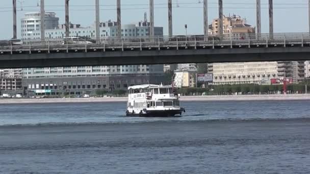 Výletní loď pluje pod mostem. — Stock video